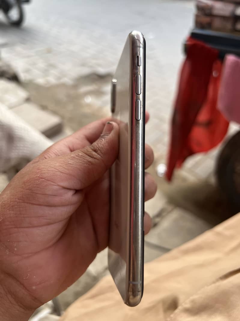 Apple iPhone XS 4
