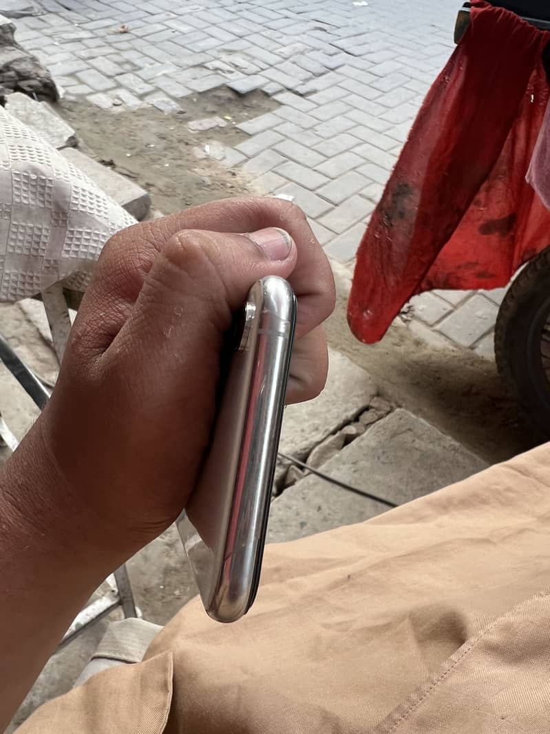 Apple iPhone XS 5