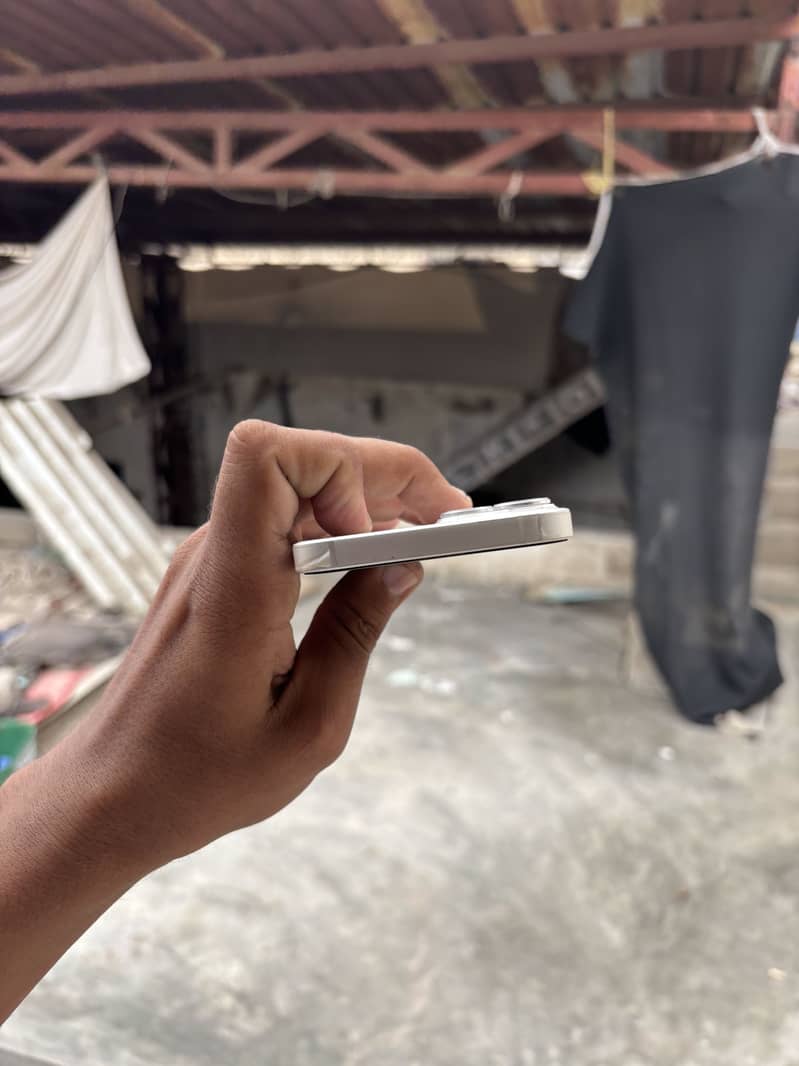 Apple iPhone 13 8