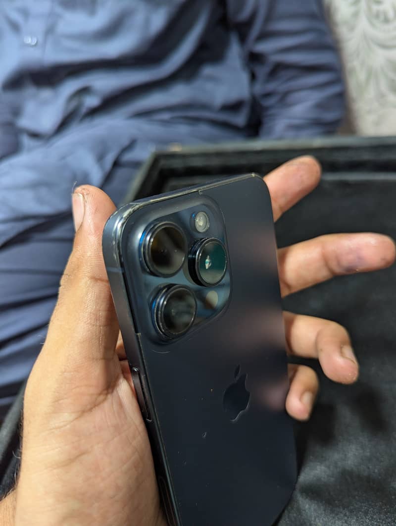 Apple iPhone 15 Pro Max 4