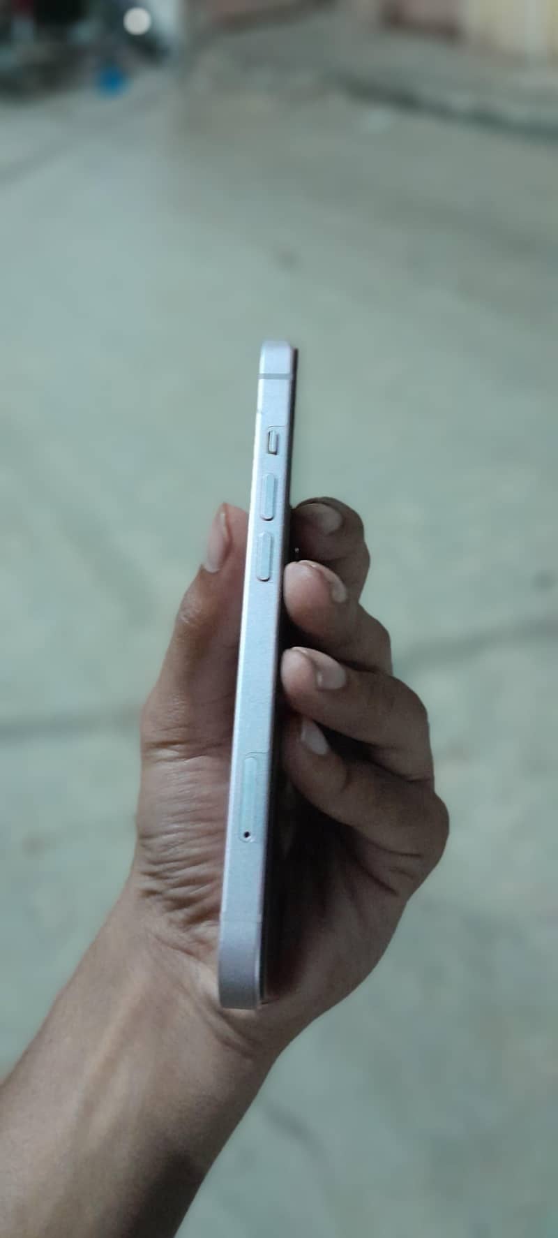 Apple iPhone 13 2