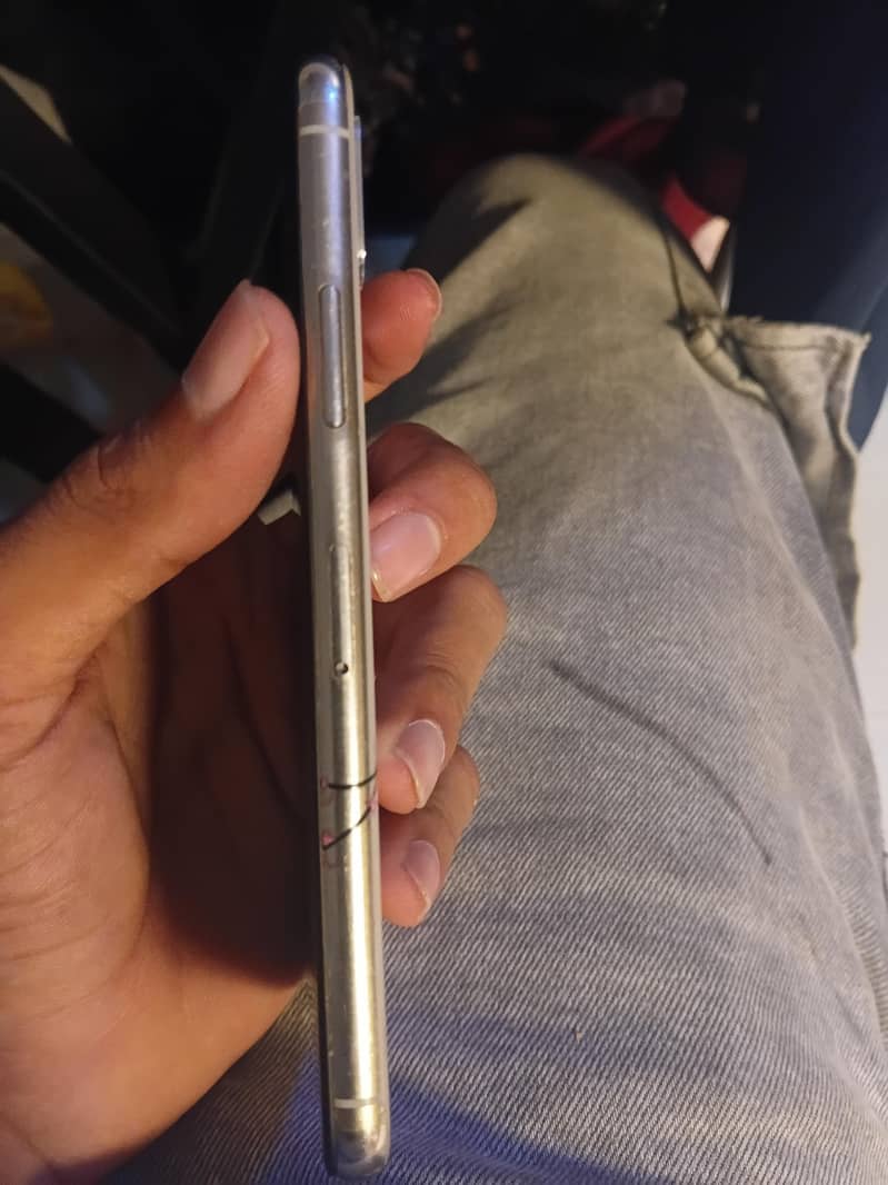 Apple iPhone X 4