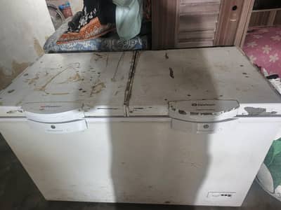 Deepfreezer and refrigerator