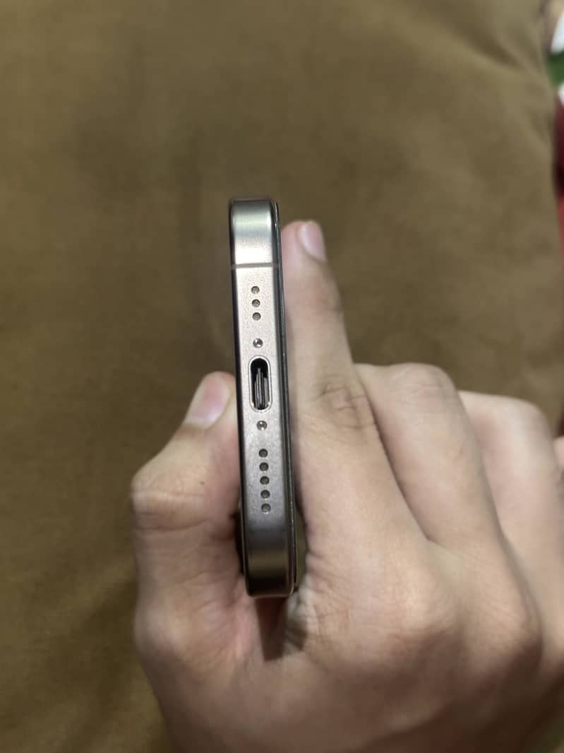 Apple iPhone 16 Pro 3