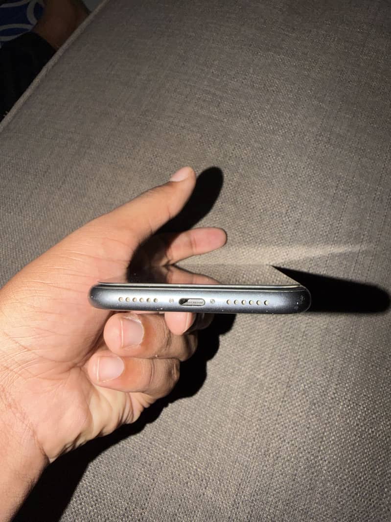 Apple iPhone 11 4