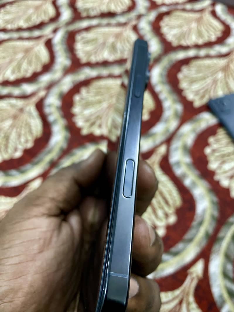 Apple iPhone 16 Pro Max 2