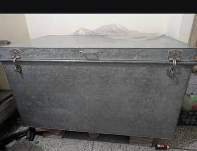 steel trunk/peti