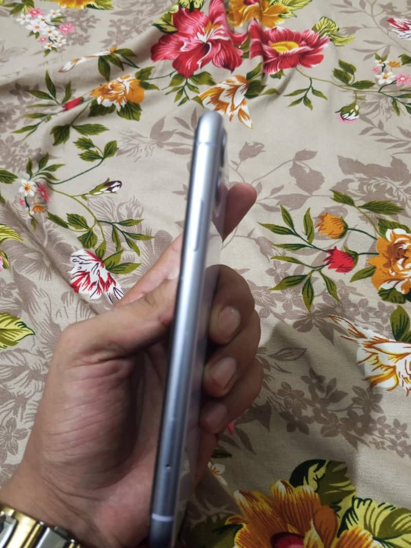 Apple iPhone 11 4