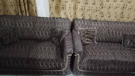 2 seater 2 soofas awailabe in black colour