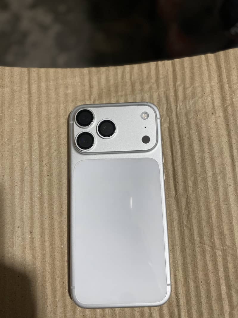 Apple iPhone 17 Pro Max 1