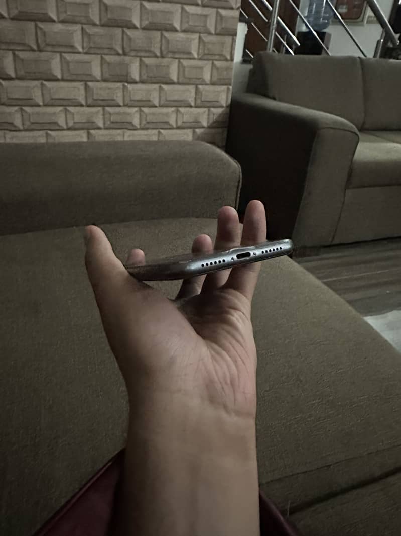 Apple iPhone 11 4