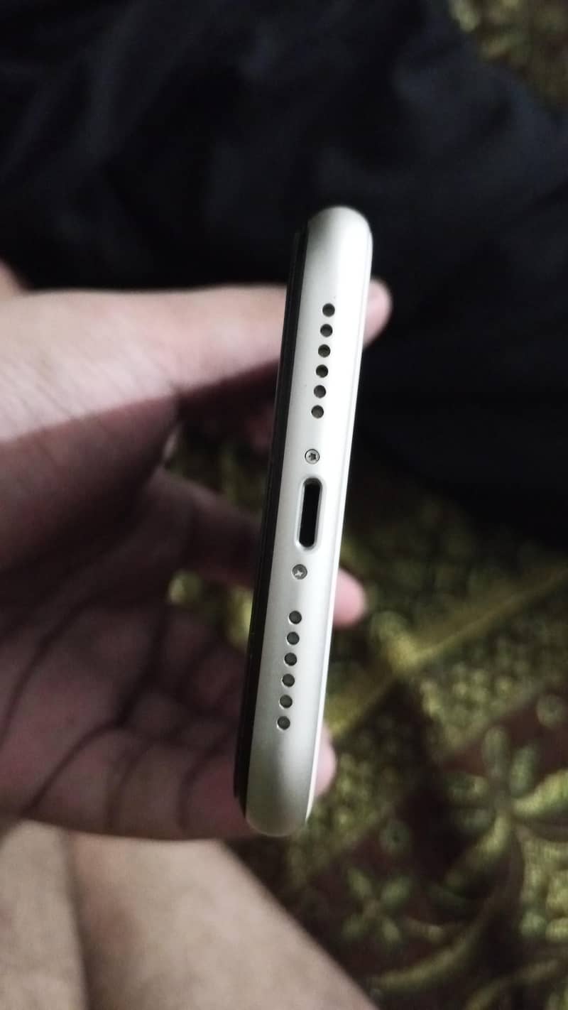 Apple iPhone 11 4