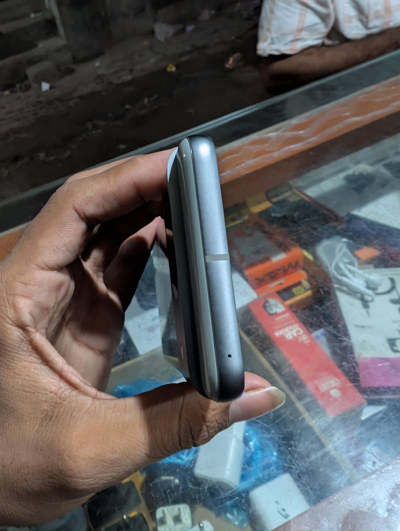 Google Pixel 8 4