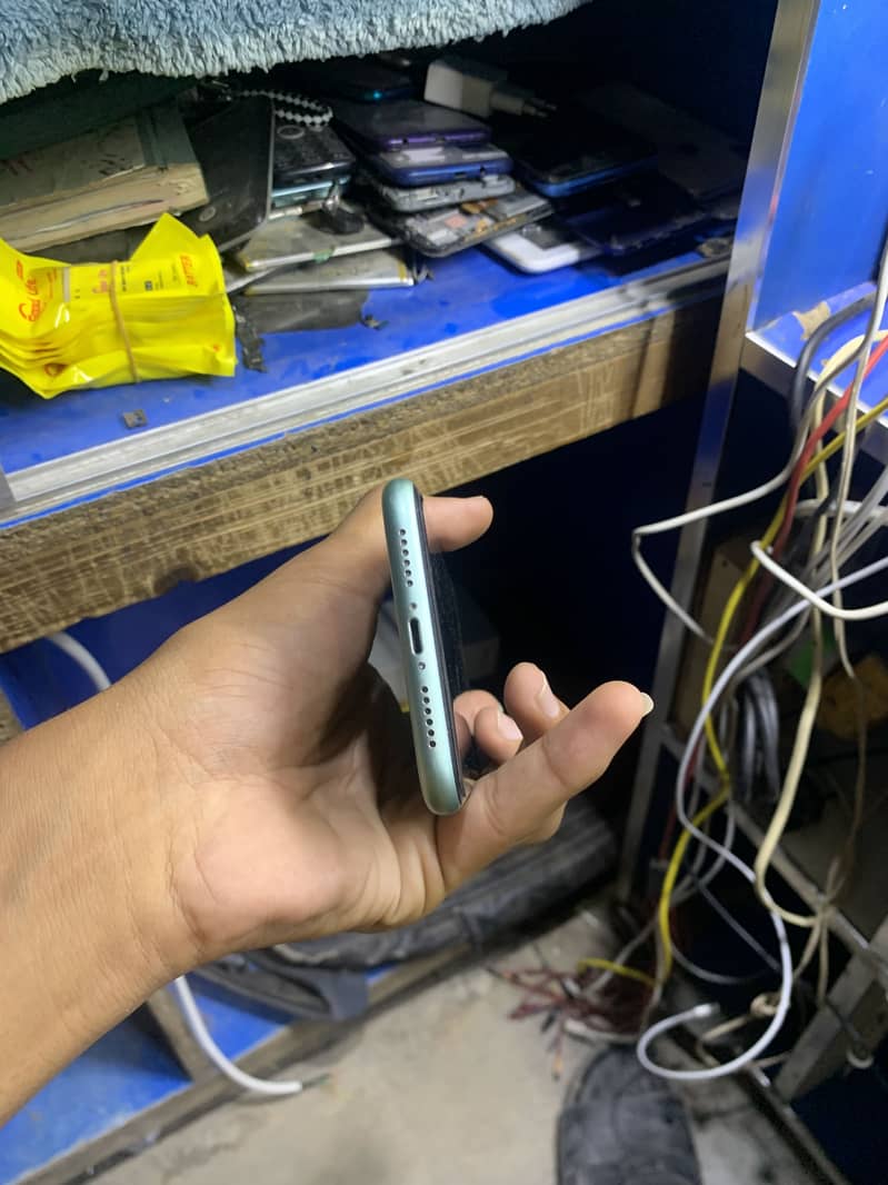 Apple iPhone 11 4