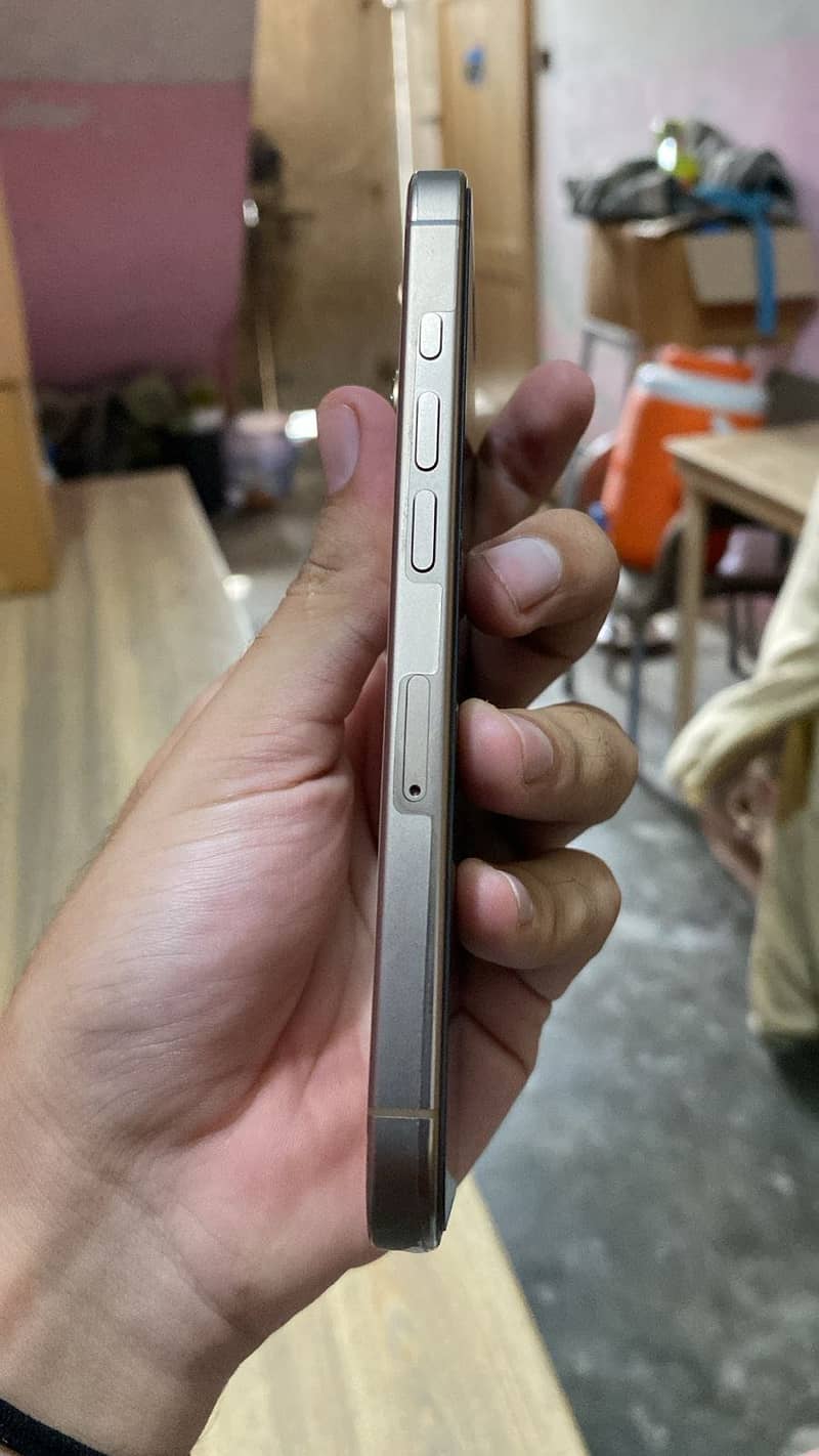 Apple iPhone 16 Pro 2