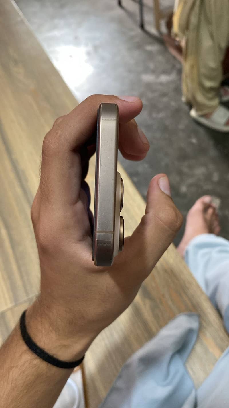 Apple iPhone 16 Pro 3