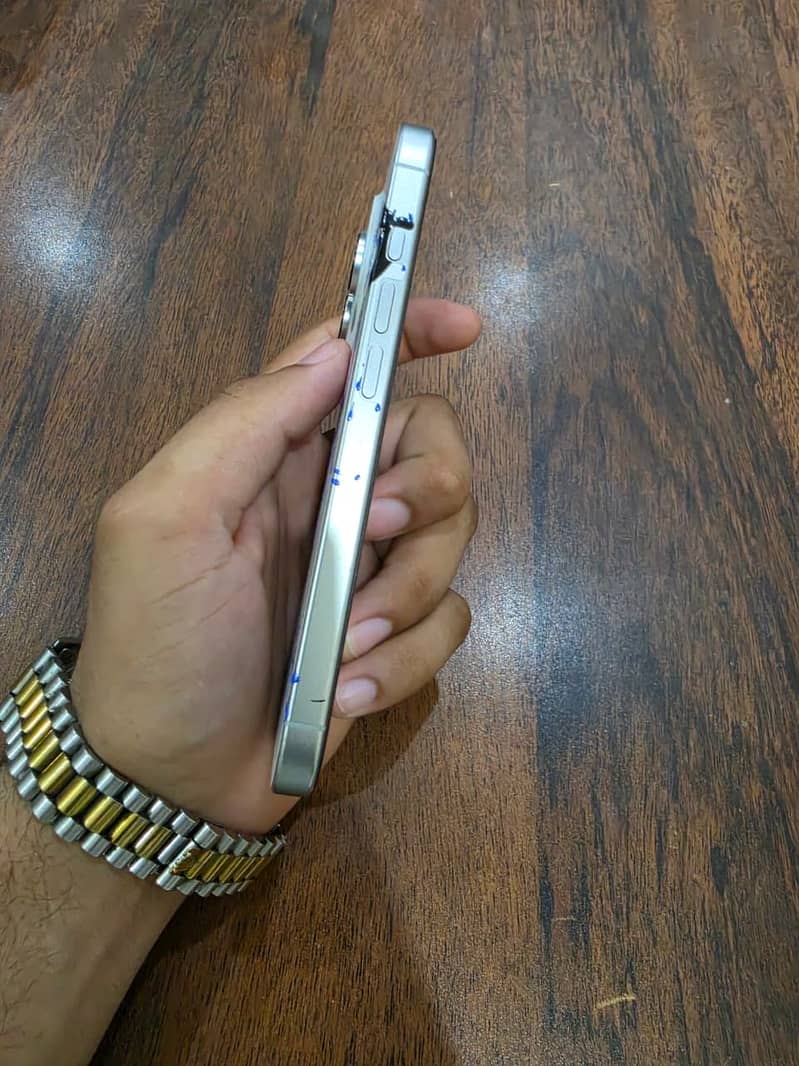Apple iPhone 16 Pro 1