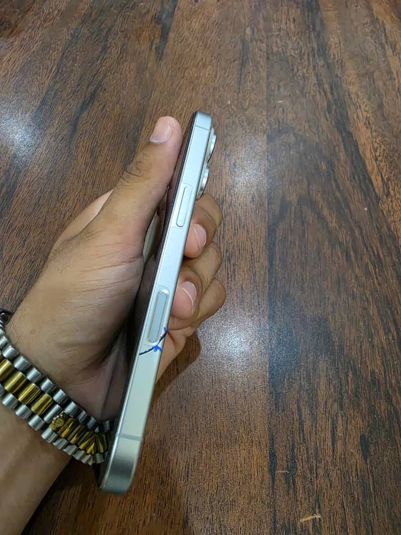 Apple iPhone 16 Pro 4