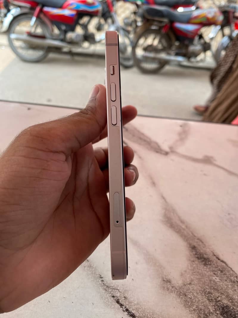 iPhone 13 4