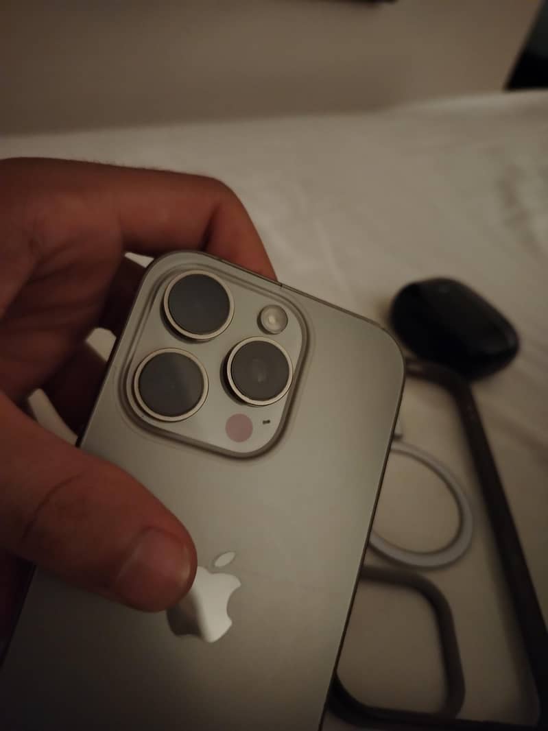 Apple iPhone 16 Pro 1
