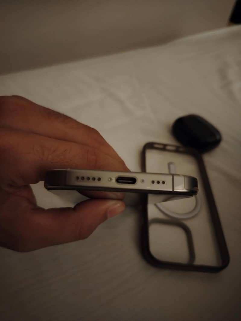 Apple iPhone 16 Pro 2