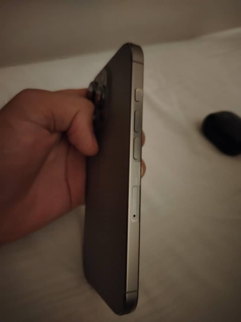 Apple iPhone 16 Pro 3