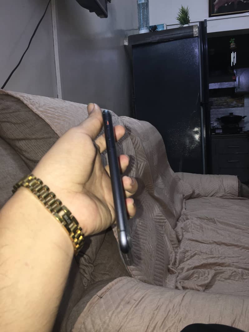 Apple iPhone 11 4