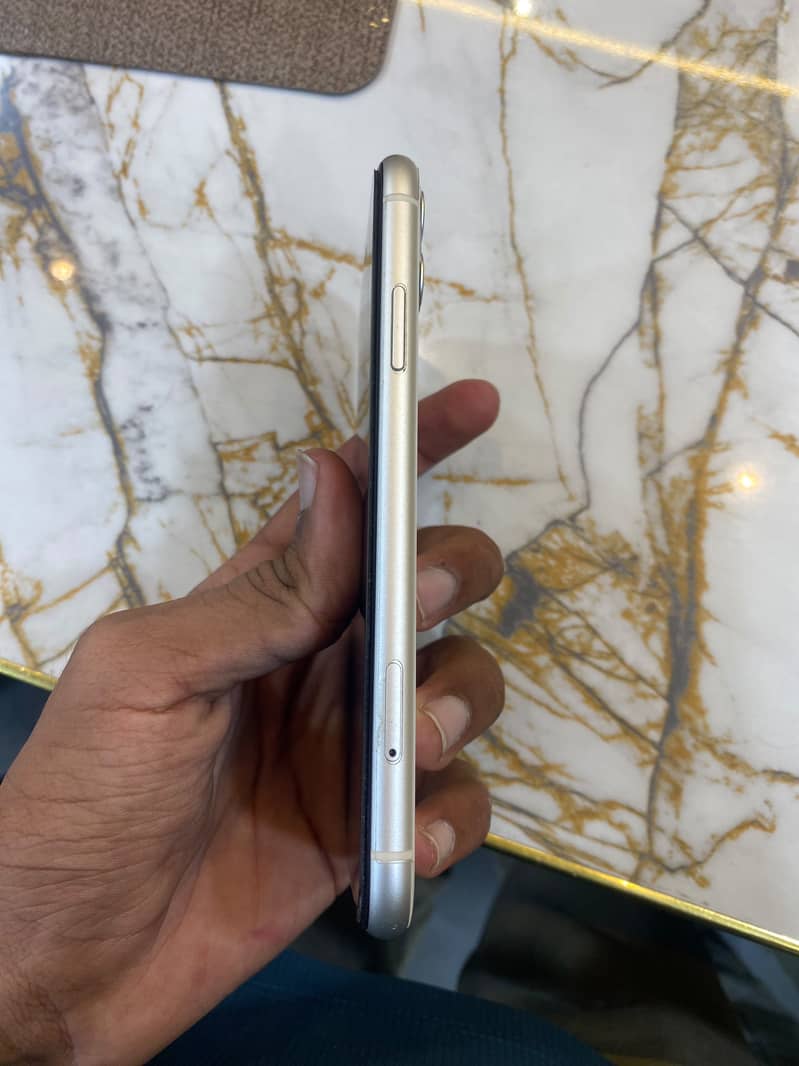 Apple iPhone 11 3