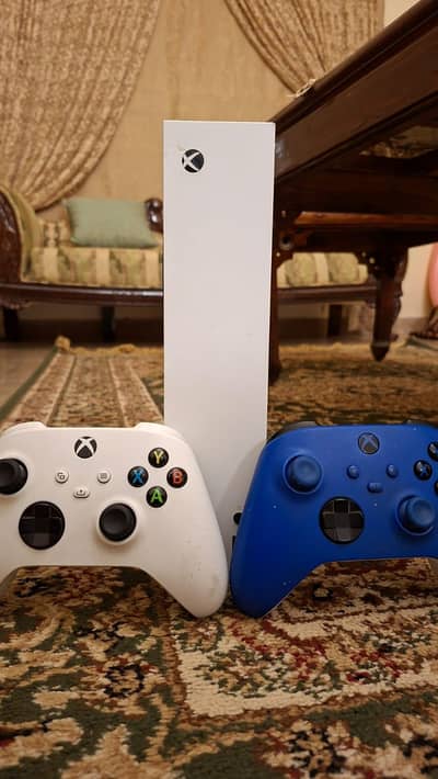 Xbox series S + 2 original Controllers