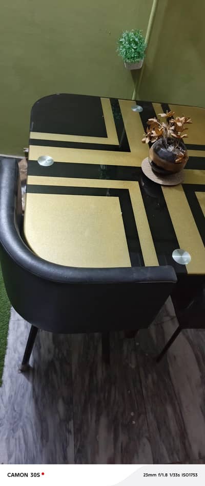 urgent sale 4 chairs dining table, Metal new like