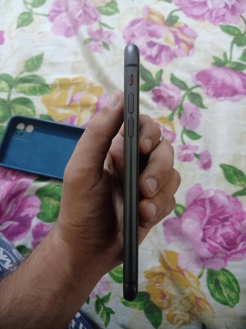Apple iPhone 11 4