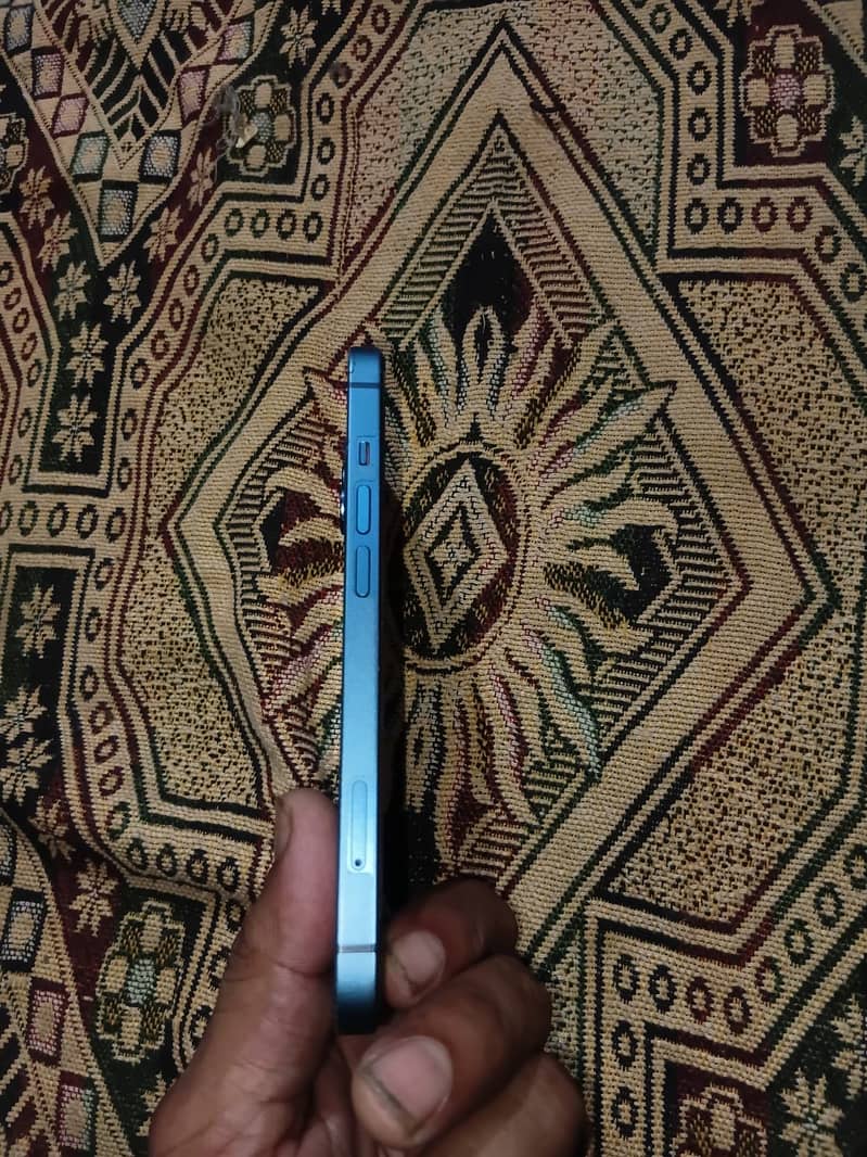 Apple iPhone 13 4
