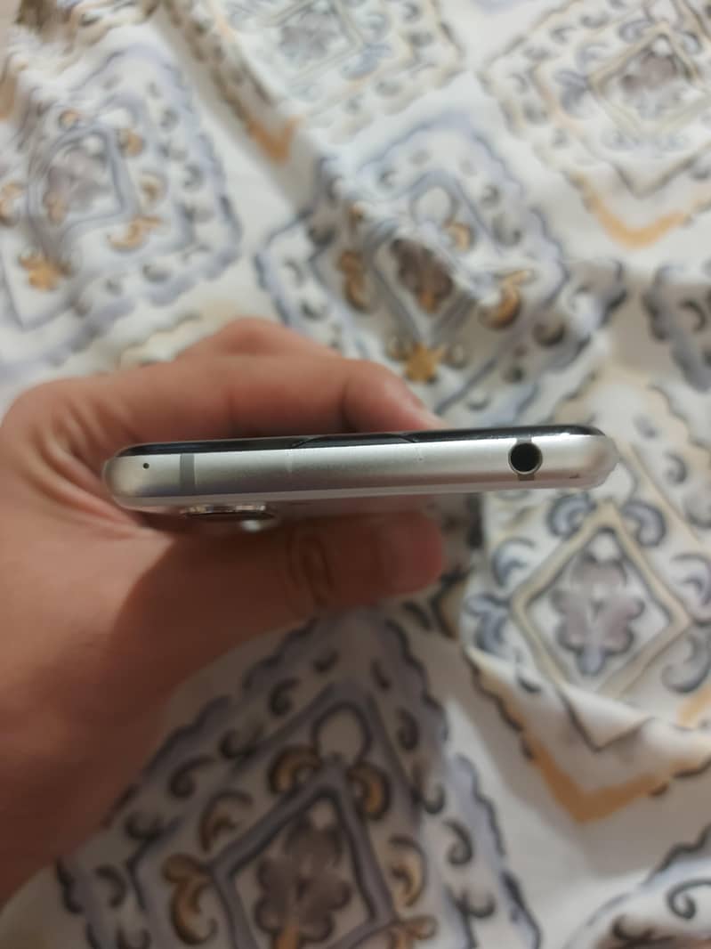 Sharp Aquos R3 4