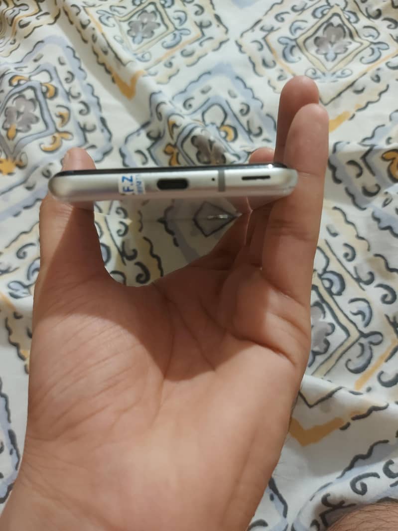 Sharp Aquos R3 5