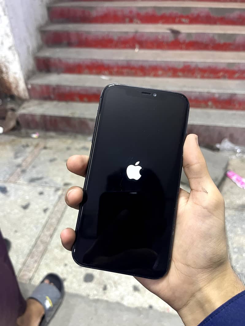 Apple iPhone 11 4