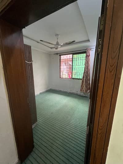 4 Marla 3rd floor available for rent
