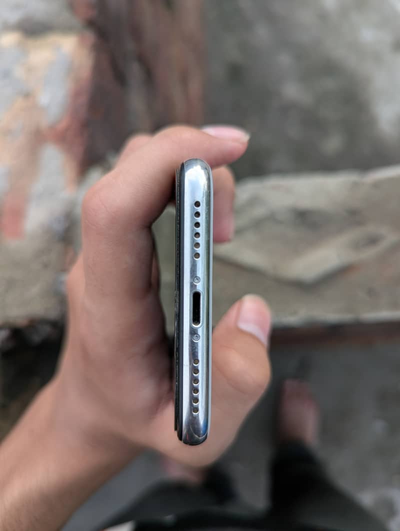Apple iPhone X 4