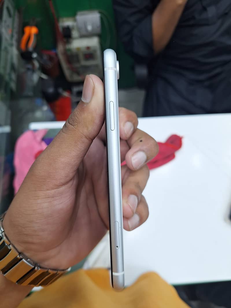 Apple iPhone XR 1