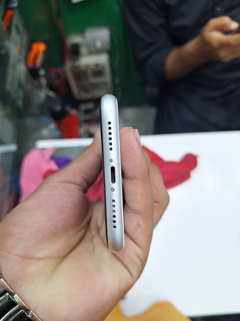 Apple iPhone XR 4