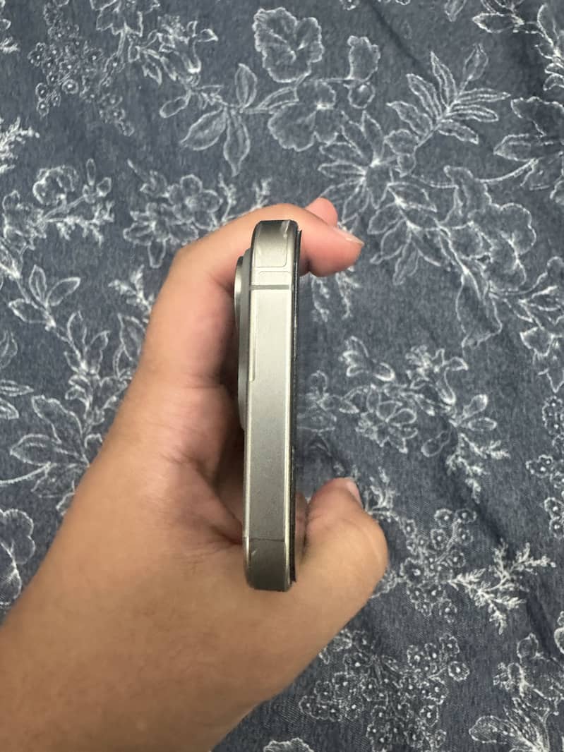 Apple iPhone 15 Pro 4
