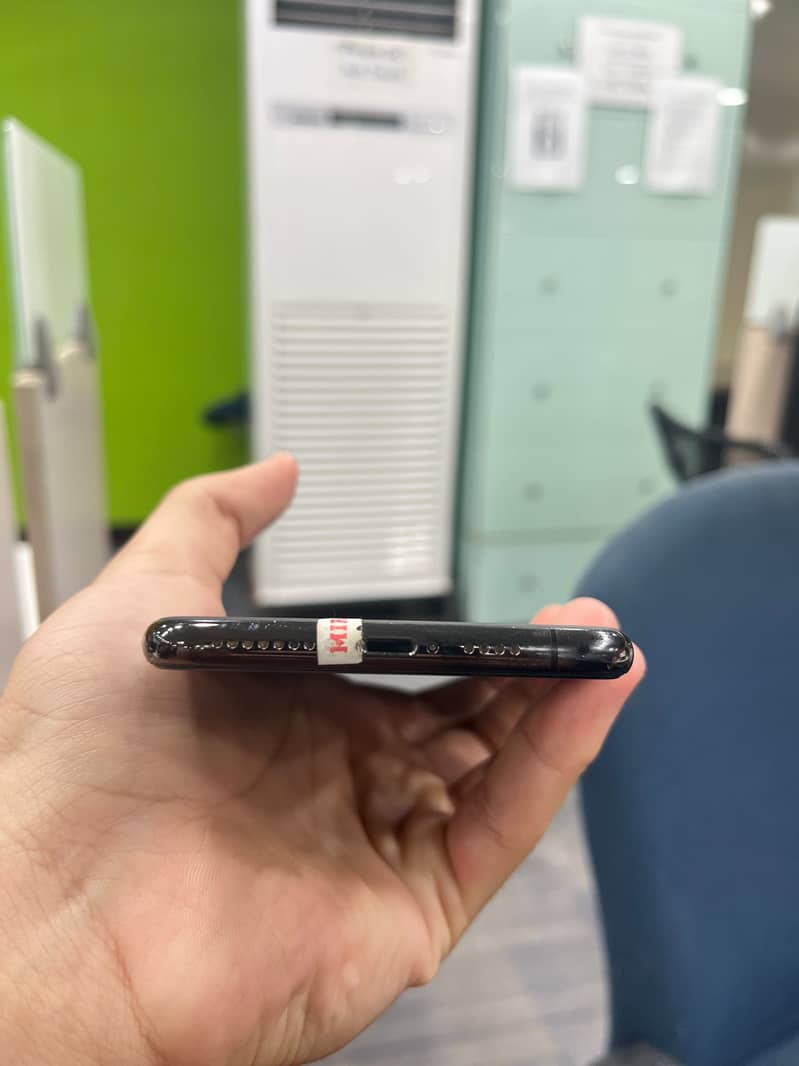 iPhone 11 Pro Max 4
