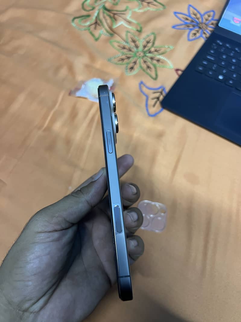 Apple iPhone 16 Pro Max 2