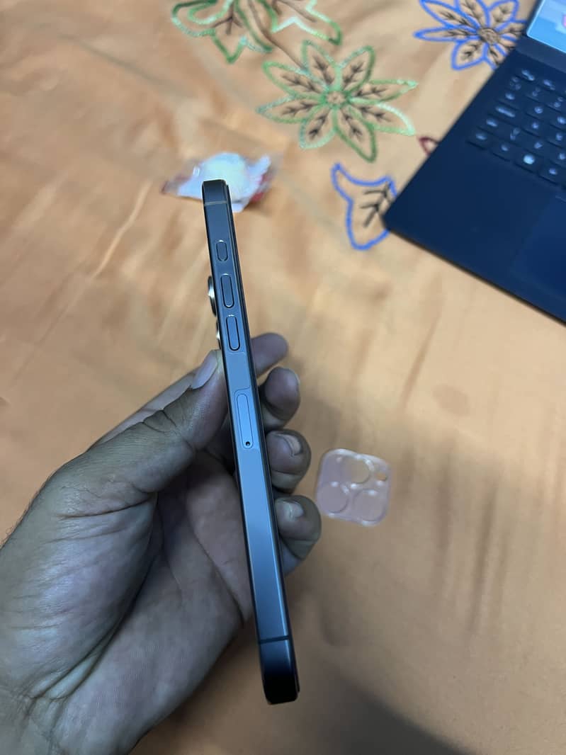 Apple iPhone 16 Pro Max 4