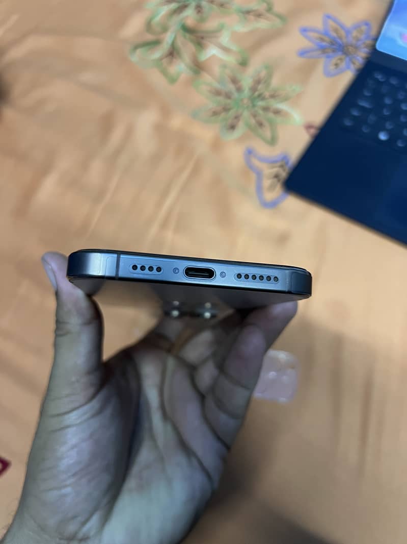Apple iPhone 16 Pro Max 6
