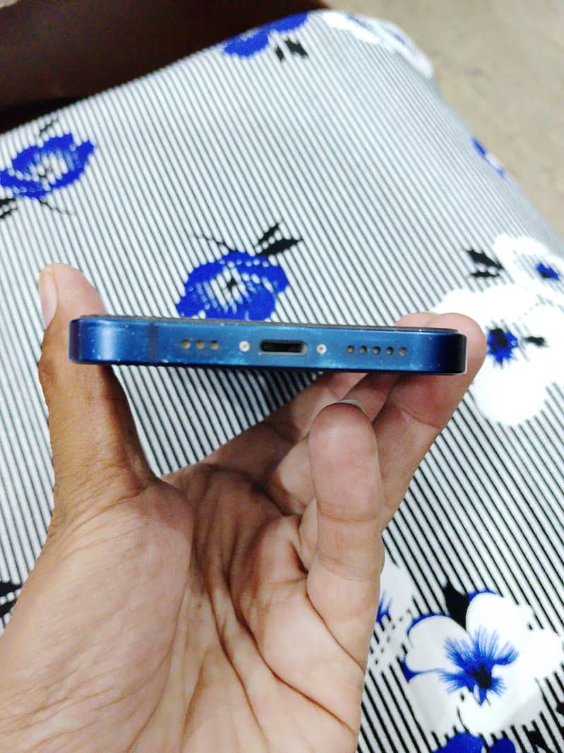 Apple iPhone 12 4