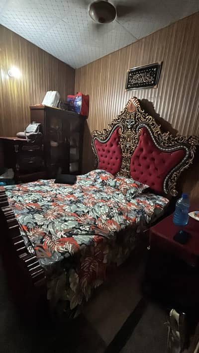 bed set sidetable showcases or mirror