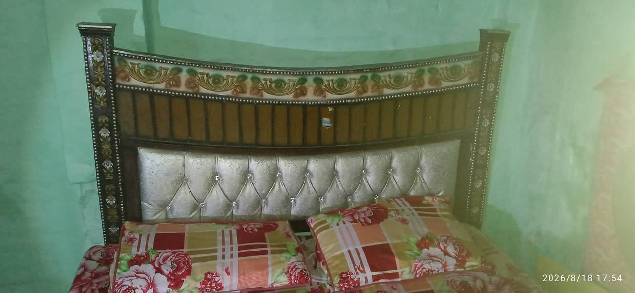 Bed, showcase and dressing table 5