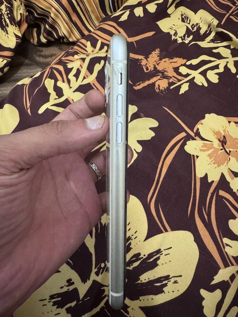 Apple iPhone 11 4