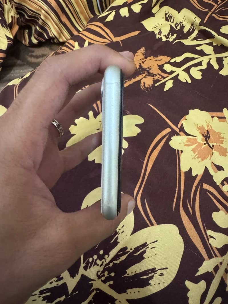 Apple iPhone 11 3