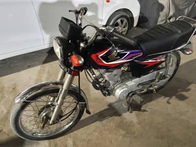 Honda 125 Black in colour